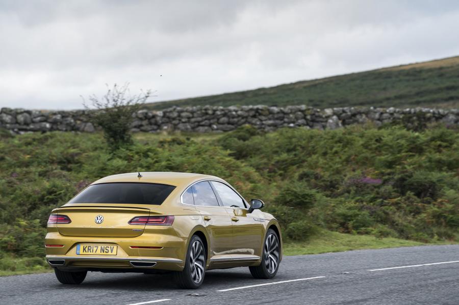  Volkswagen Arteon 4Motion R-Line 2017 года  (UK) (фото 25 из 41)